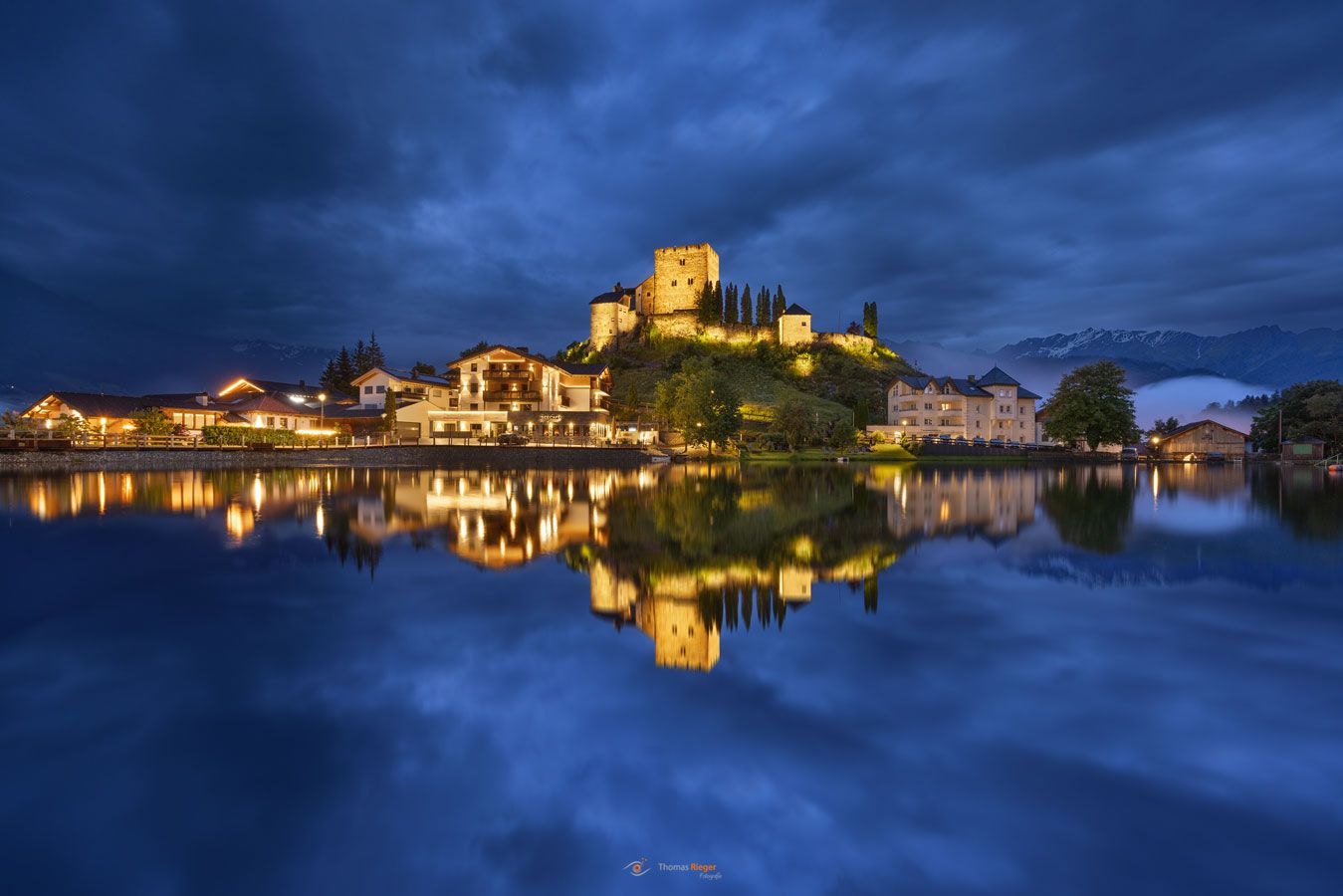 Burg Laudeck in Ladis in Tirol, Österreich zur blauen Stunde Burg Laudeck in Ladis in Tirol, Österreich zur blauen Stunde (421_MG_4089)