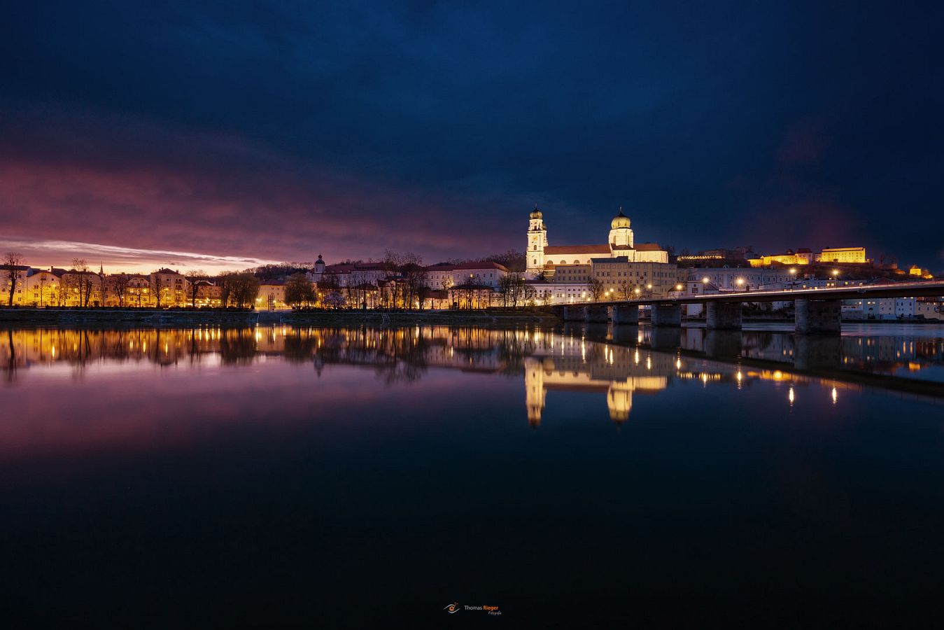 Passau zum Sonnenuntergang vom Inn-Ufer