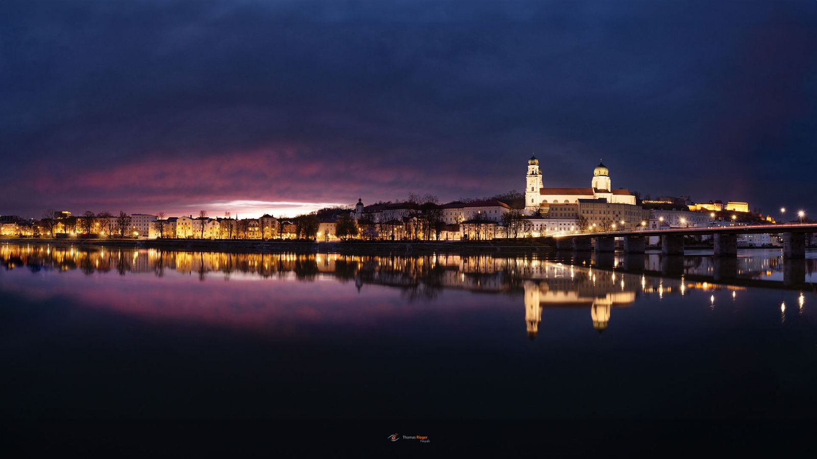 Passau zum Sonnenuntergang vom Inn-Ufer