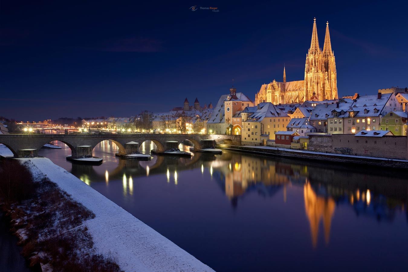 Regensburg im Winter bei Schnee zur blauen Stunde (182_MG_7965_4)