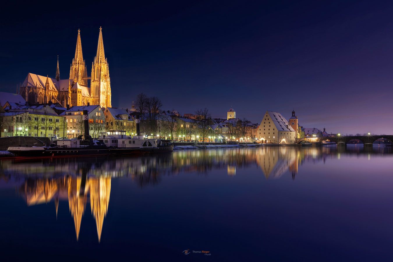 Regensburg im Winter bei Schnee zur blauen Stunde (215_MG_5668-HDR_5)