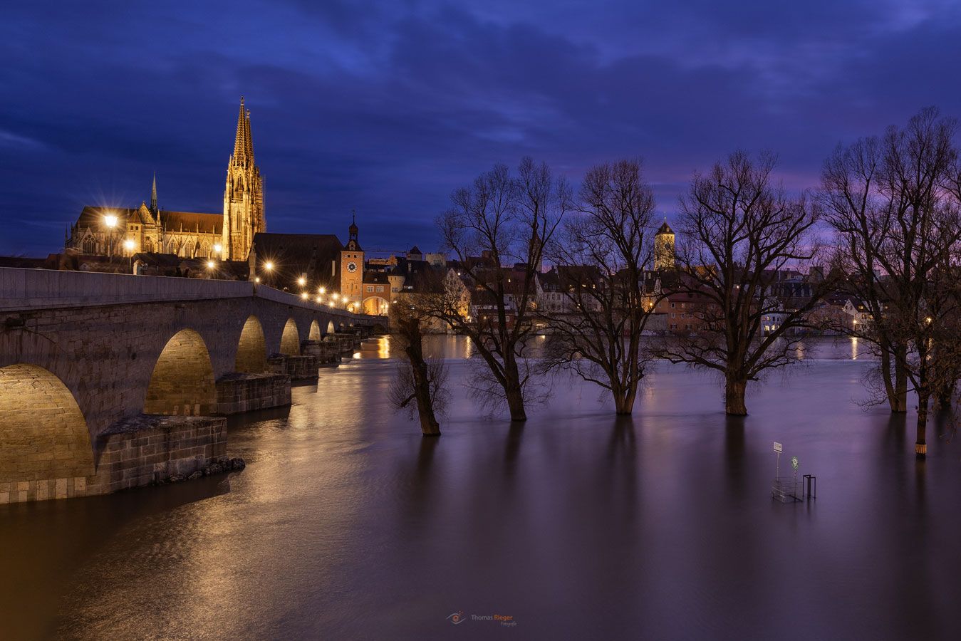 Regensburg bei Hochwasser zur blauen Stunde