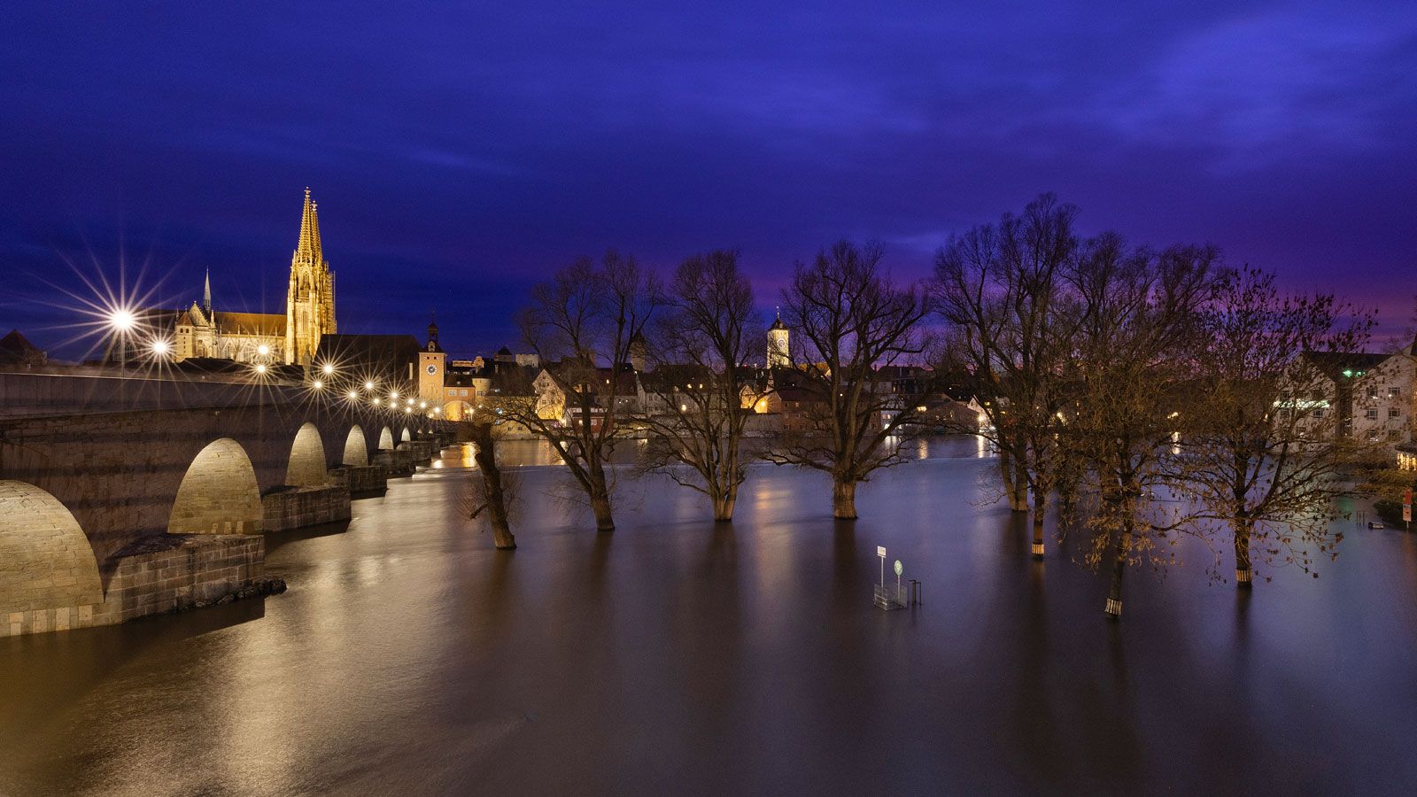 Regensburg bei Hochwasser zur blauen Stunde (418_MG_0293_2)