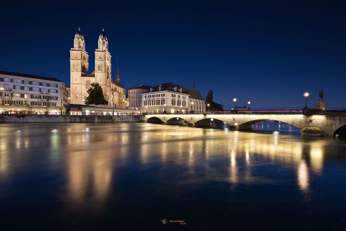 Blick auf Größmünster, Münsterbrücke und Fraumünster in Zürich Blick auf Großmünster, Münsterbrücke und Fraumünster in Zürich (421_MG_3369)