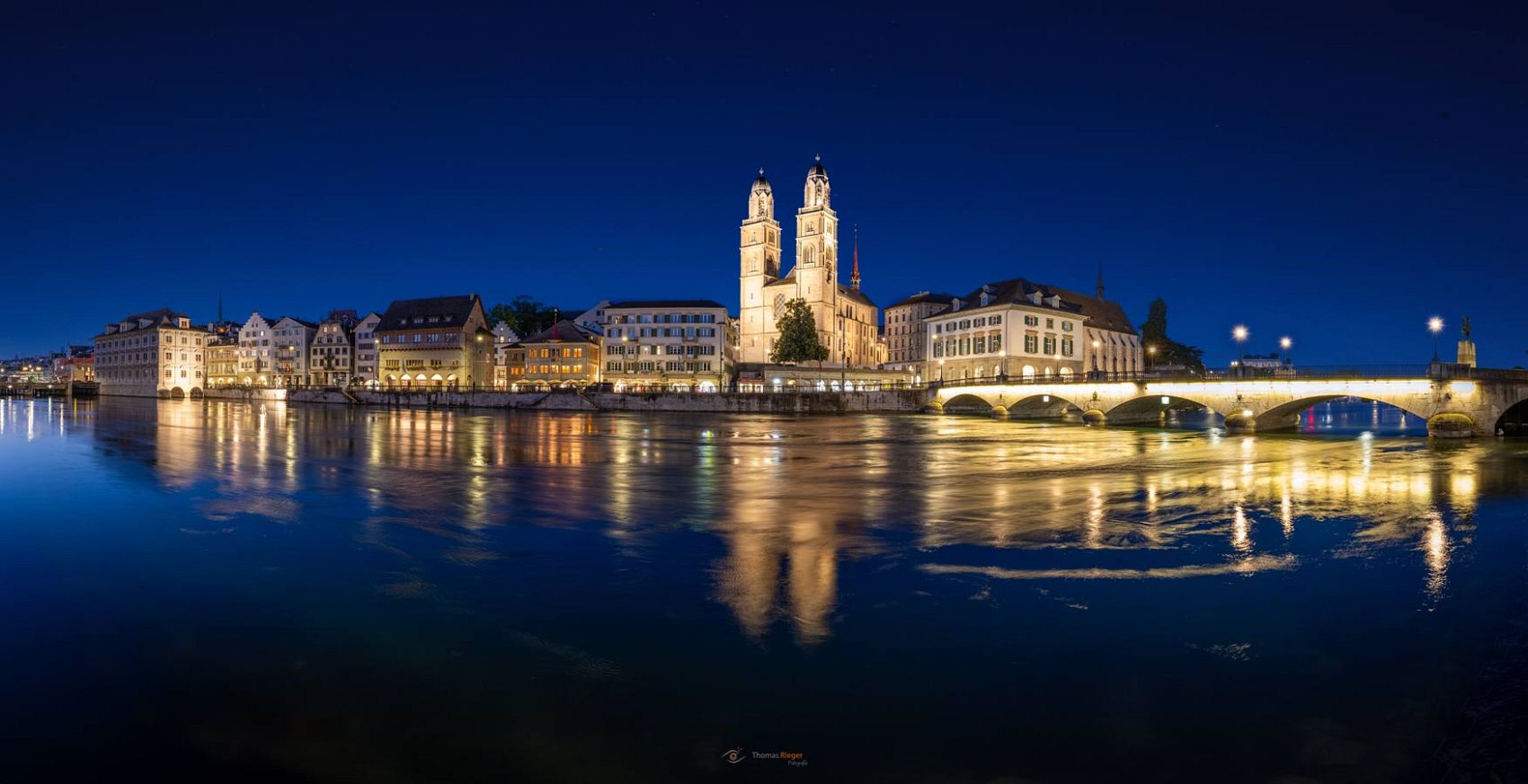 Blick auf Größmünster, Münsterbrücke und Fraumünster in Zürich Blick auf Großmünster, Münsterbrücke und Fraumünster in Zürich (421_MG_3385-Pano-Bearbeitet_3)