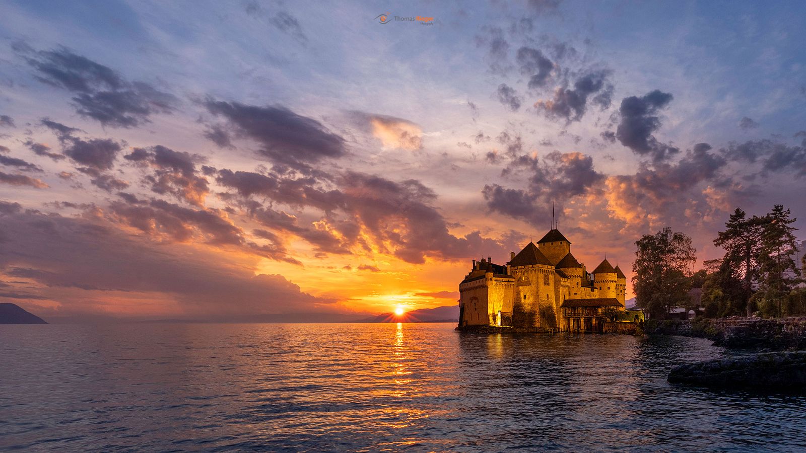 Château de Chillon, Schloss Chillon am Genfer See im Sonnenuntergang Château de Chillon, Schloss Chillon am Genfer See im Sonnenuntergang (421_MG_3543-HDR-Bearbeitet)