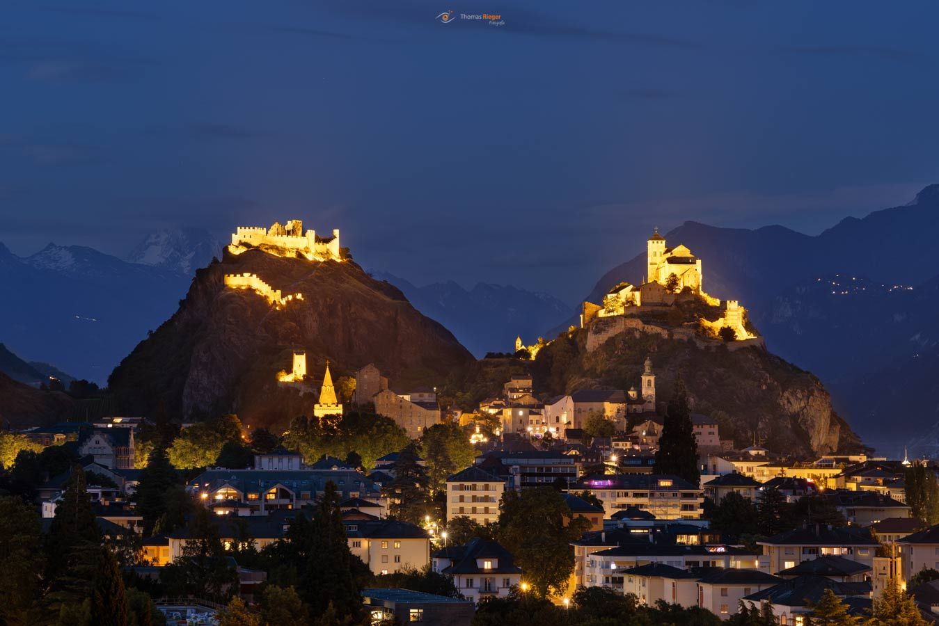 Die Burgen von Sion zur blauen Stunde Die Burgen von Sion zur blauen Stunde (421_MG_3786)